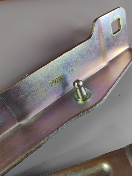 Петля капота левая Zeekr 001