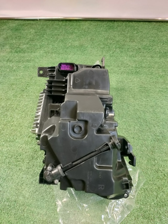 Фара правая Geely Monjaro 7051047400