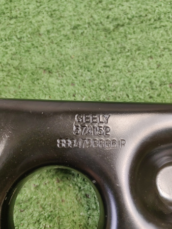 Рычаг передний нижний правый Geely Coolray 4017032800