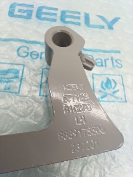 Петля задней двери верхняя Л Geely Monjaro