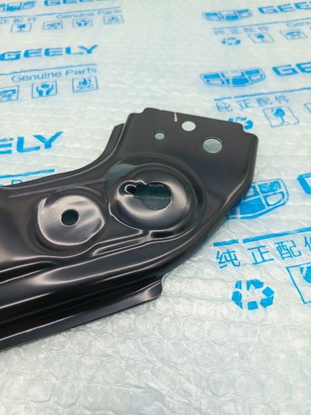 Кронштейн фары правой Geely Monjaro
