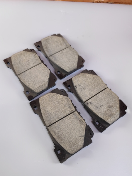 Передние тормозные колодки Zeekr 001 8895854481