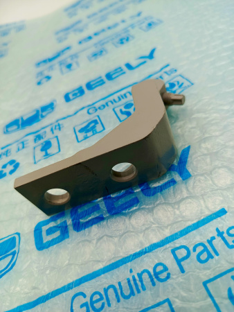 Петля задней двери нижняя П Geely Monjaro
