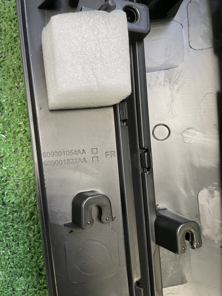 Молдинг двери передней правой черная вставка Omoda C5 609001054AA