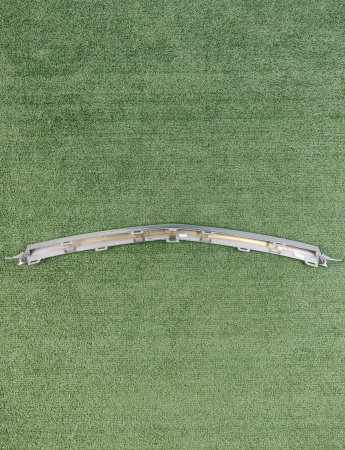 Молдинг решетки радиатора центральный нижний Geely Coolray 6013024400