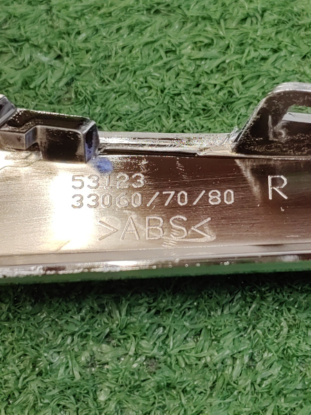 Молдинг решетки радиатора правый Lexus ES 5312333070