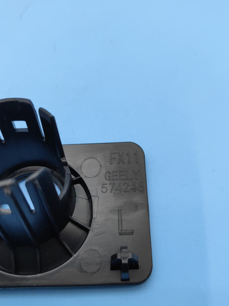 Кронштейн датчика парковки левый центральный Geely Atlas рестайлинг 6010217600