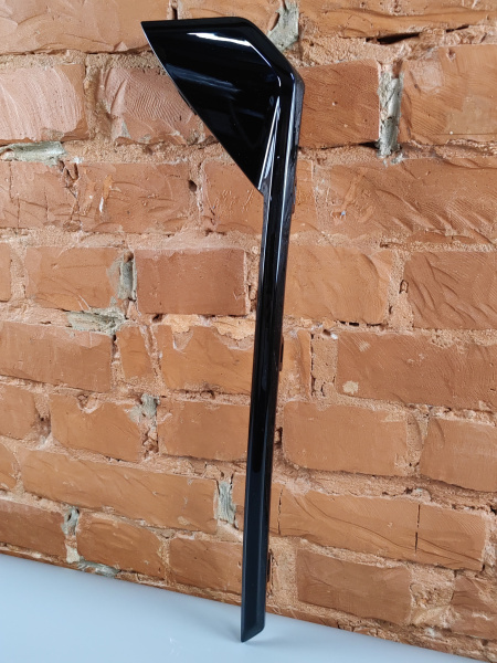 Молдинг переднего бампера правый Zeekr 001