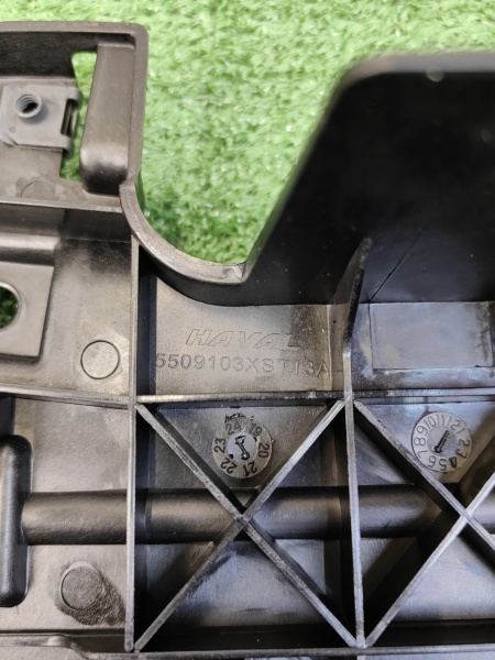 Кронштейн решетки радиатора правый Haval Jolion рестайлинг 5509103XST13A