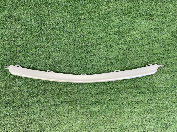 Молдинг решетки радиатора центральный нижний Geely Coolray 6013538000