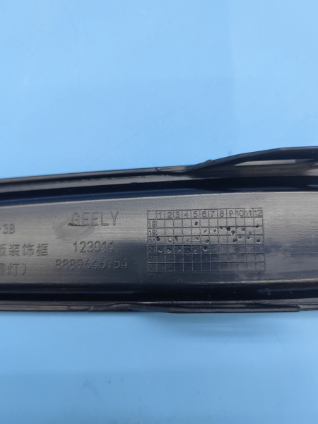 Молдинг ПТФ правый Geely Atlas Pro 6010101900