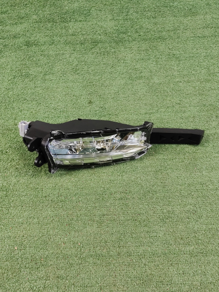 ПТФ правая Lexus NX 8121078010