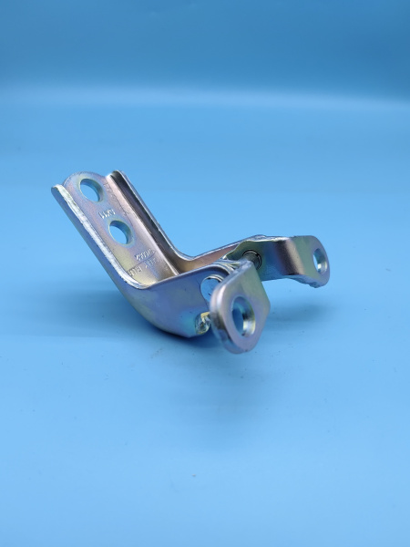 Петля двери задней правой нижняя Geely Coolray 5081038700