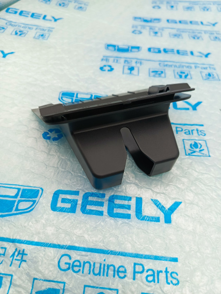 Накладка замка багажника Geely Monjaro