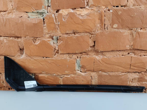 Молдинг переднего бампера правый Zeekr 001