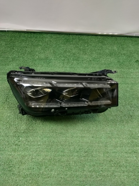Фара правая Geely Monjaro 7051047400