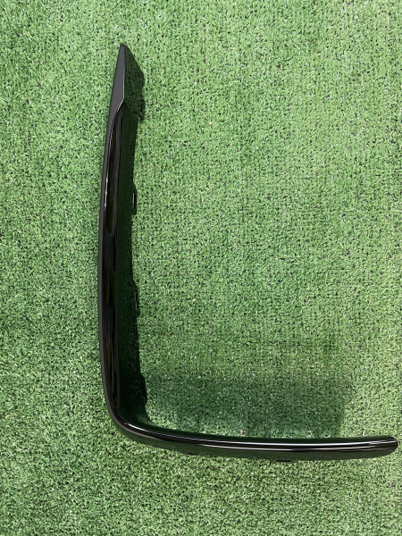 Молдинг переднего бампера правый Geely Tugella