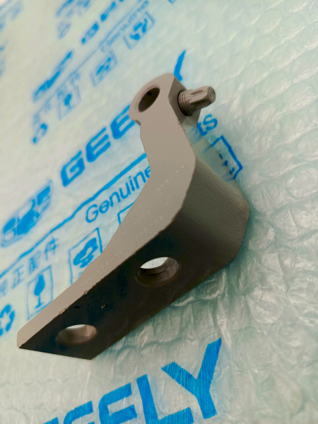 Петля задней двери нижняя Л Geely Monjaro