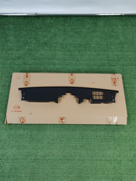 Дефлектор радиатора верхний центральный Gac GS8 7145005DRS0000M10