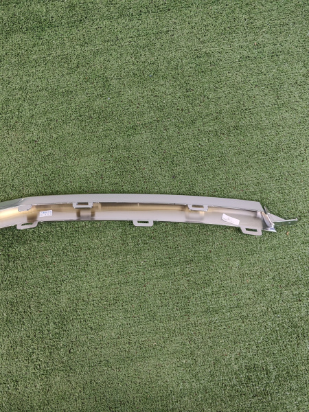 Молдинг решетки радиатора центральный нижний Geely Coolray 6013024400