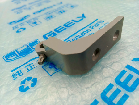 Петля задней двери нижняя Л Geely Monjaro