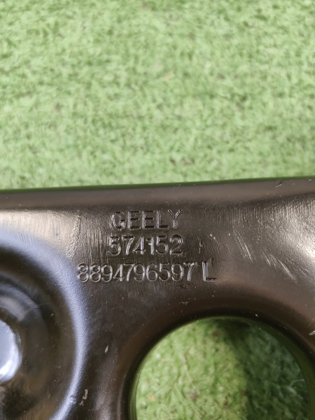 Рычаг передний нижний левый Geely Coolray 4017032700