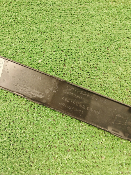 Молдинг накладки двери передней Л Zeekr 001 8894221778B03