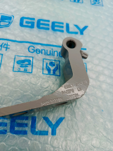 Петля задней двери нижняя Л Geely Monjaro