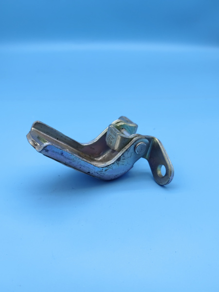 Петля двери передней правой верхняя Geely Coolray 5075036700