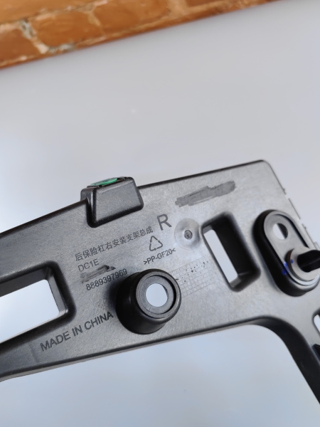 Кронштейн заднего бампера правый Zeekr 001