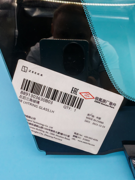 Форточка задняя левая Zeekr 001 8891303630B03