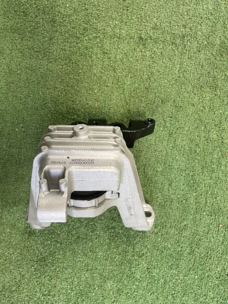 Опора двс правая Geely Coolray 1077062400