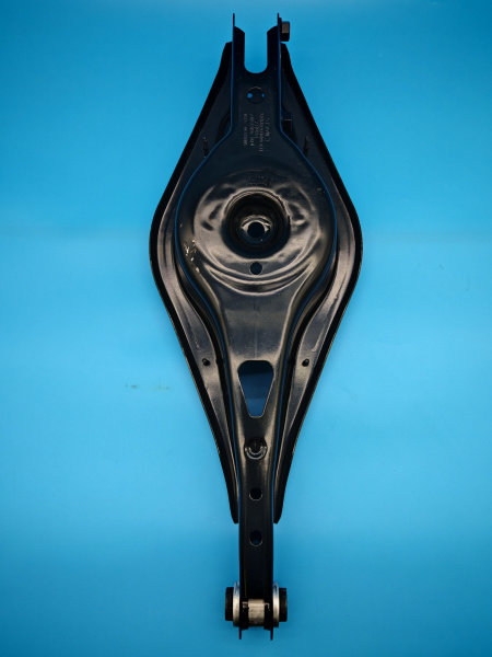 Рычаг задний большой поперечный правый Geely Monjaro 4086054000