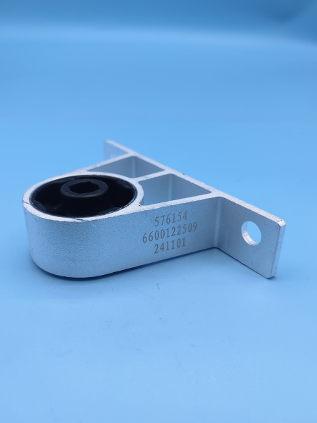 Резинка глушителя задняя Geely Coolray 2061025200
