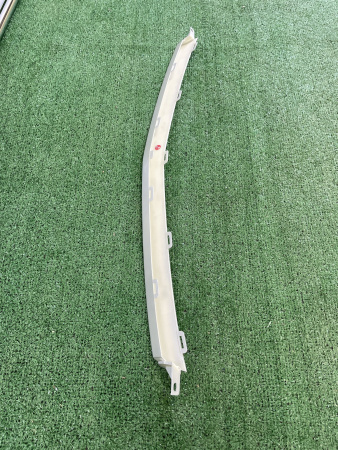 Молдинг решетки радиатора центральный нижний Geely Coolray 6013538000