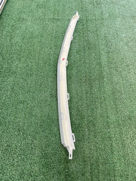 Молдинг решетки радиатора центральный нижний Geely Coolray 6013538000