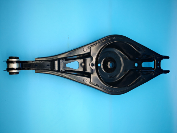 Рычаг задний большой поперечный правый Geely Monjaro 4086054000