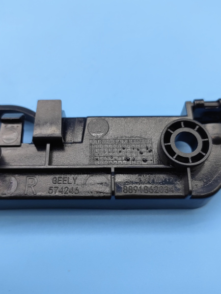 Кронштейн переднего бампера правый верхний Geely Atlas рестайлинг 6010218400