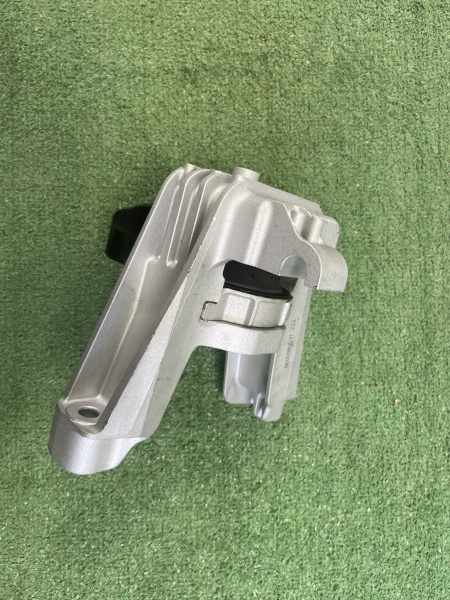 Опора двс правая Geely Coolray 1077062400