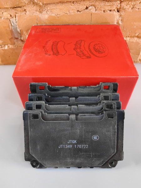 Передние тормозные колодки Zeekr 001 8895854481