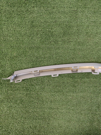 Молдинг решетки радиатора центральный нижний Geely Coolray 6013024400